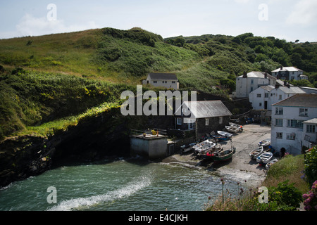 Portloe. Vue plongeante sur les bateaux de pêche sur le halage. Banque D'Images