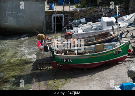 Portloe. Vue sur les bateaux de pêche sur la cale avec un lobster pot. Banque D'Images