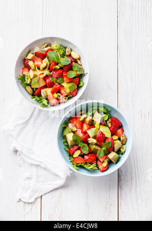 À l'avocat salade de laitue et fraise sur fond de bois Banque D'Images