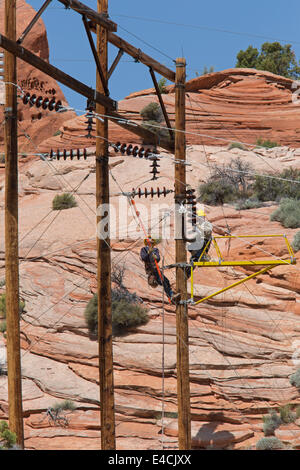 Escalante, Utah - fils de chaîne de travailleurs pour une ligne électrique à haute tension. Banque D'Images