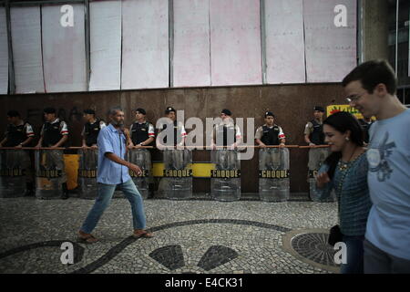 Belo Horizonte, Brésil. 8 juillet, 2014. Les policiers montent la garde lors d'une protestation contre l'organisation de la Coupe du Monde de Belo Horizonte, Brésil, le 8 juillet 2014. Credit : Mauricio Valenzuela/Xinhua/Alamy Live News Banque D'Images