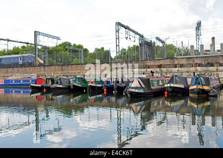 Un train Eurostar passe au-dessus de bateaux amarrés dans le canal Regent's Canal à King's Cross, Londres. Banque D'Images