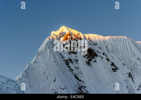 Lever du soleil sur le nevado Quitaraju Banque D'Images