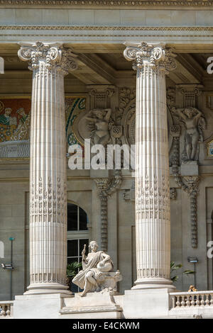 Détail de la façade du Grand Palais, la colonnes corinthiennes une statue et les fresques sur les murs. Paris, France. Banque D'Images