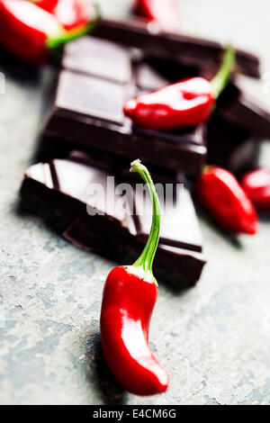 Chocolat foncé, sur fond de bois de piment Banque D'Images