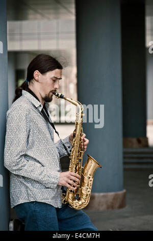 Homme jouant du saxophone, Osijek, Croatie Banque D'Images