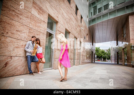 Homme jouant du saxophone pour femmes, Osijek, Croatie Banque D'Images