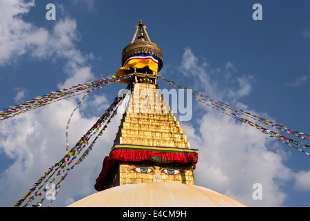 Le Népal, Katmandou, stupa Boudhanath, Dome et voir tous les yeux de Bouddha Banque D'Images