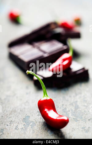 Chocolat foncé, sur fond de bois de piment Banque D'Images