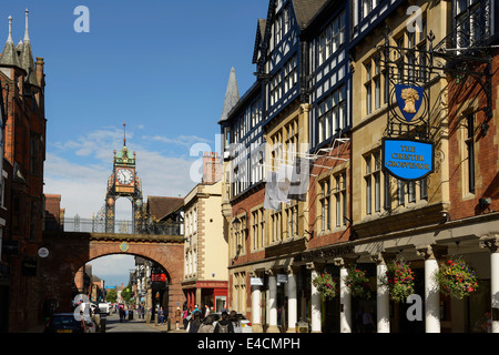 Le Chester Grosvenor Hotel et l'Eastgate Clock à Chester city centre UK Banque D'Images