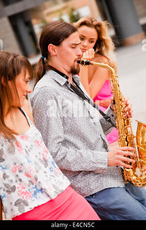 Homme jouant du saxophone pour femmes, Osijek, Croatie Banque D'Images