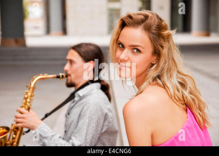 Homme jouant du saxophone pour femme, Osijek, Croatie Banque D'Images
