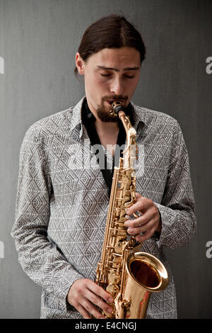 Homme jouant du saxophone, Osijek, Croatie Banque D'Images