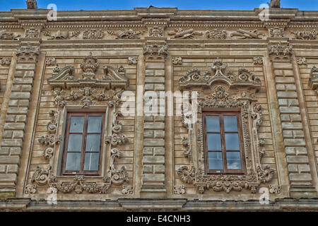 Le Palais de la province dans la vieille ville de Lecce dans le sud de l'Italie : construit en 1352 comme Couvent des Pères Célestin est un grand monument baroque Banque D'Images