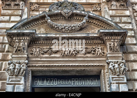 Le Palais de la province dans la vieille ville de Lecce dans le sud de l'Italie : construit en 1352 comme Couvent des Pères Célestin est un grand monument baroque Banque D'Images