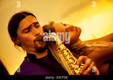 Homme jouant du saxophone pour femme, Osijek, Croatie Banque D'Images