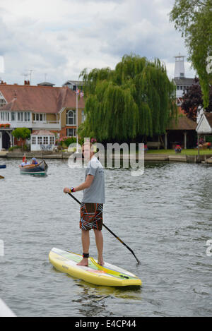 Paddle mâle boarder sur la Tamise au Henley Royal Regatta 2014, Henley on Thames, Oxfordshire, England, UK Banque D'Images