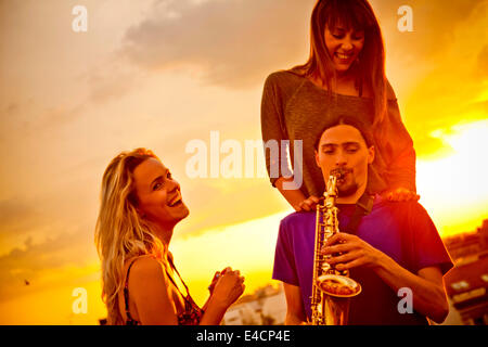 Jeune homme jouant du saxophone au coucher du soleil, Osijek, Croatie Banque D'Images