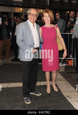 London, UK, UK. 8 juillet, 2014. Gerald Scarfe et Jane Asher arrivent pour la presse nuit pour 'Le Curieux Incedent du chien dans la pénombre" au Gielgud Theatre. Credit : Ferdaus Shamim/ZUMA/Alamy Fil Live News Banque D'Images