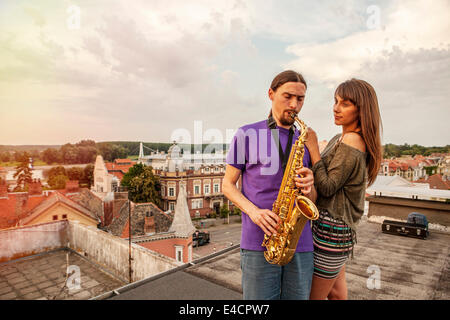Jeune homme jouant du saxophone pour femme, Osijek, Croatie Banque D'Images