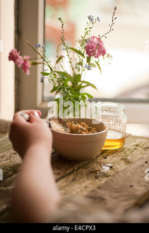 Porridge avec graines de tournesol et d'un sirop léger. Banque D'Images