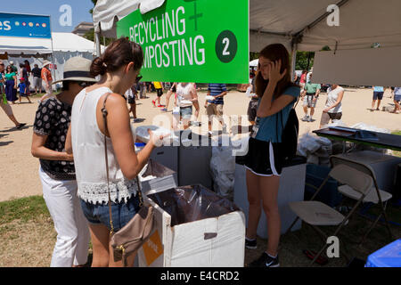 Tente de campagne de recyclage et de compostage lors d'un festival en plein air - Washington, DC USA Banque D'Images