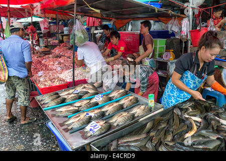 Les vendeurs de poisson et de poulet sur le plus grand marché bngkok humide à khlong toei, Thaïlande Banque D'Images