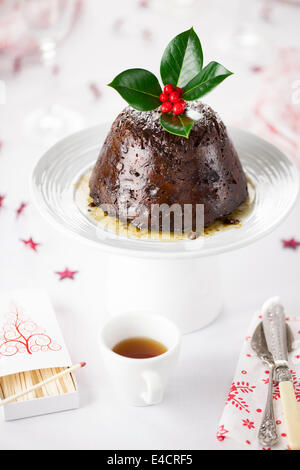 Le pudding de Noël avec le brandy sur un cake stand. Banque D'Images