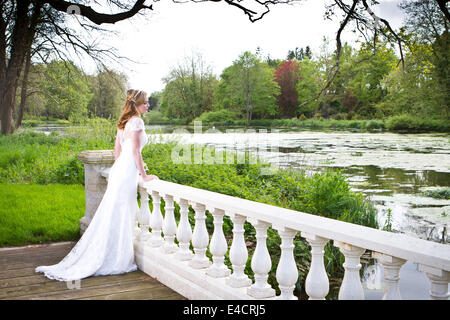 Les préparatifs de mariage, mariée en robe de mariée dans park, Dorset, Angleterre Banque D'Images