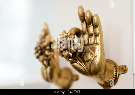 Poignées de porte en forme de mains tenant des fleurs de lotus rapporté de l'Farrell au Népal Banque D'Images