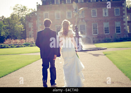 Les préparatifs de mariage, Dorset, époux et walking in park, Angleterre Banque D'Images