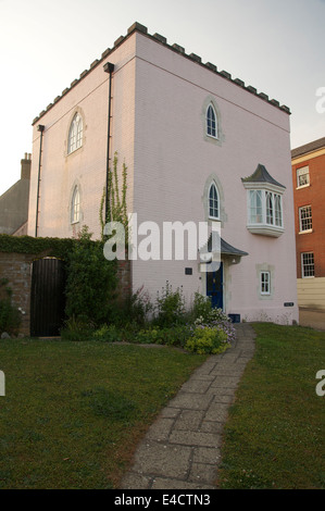 2004/2005, le Prince Charles' expérience insolite dans l'urbanisme de la ville. Cette maison cubique rose, appelé "Le château" possède un toit crénelé. Dorset, Angleterre. UK Banque D'Images