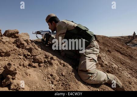 Kirkouk, Irak. 7 juillet, 2014. 10e Brigade peshmergas kurdes se préparer à défendre une base nouvellement adopté, une fois administré par les troupes américaines alors désertés par des soldats iraquiens quand ISIS recherche avancée dans le territoire sur les bords de Kirkouk, en Irak. (Crédit Image : © Zuma sur le fil) Banque D'Images