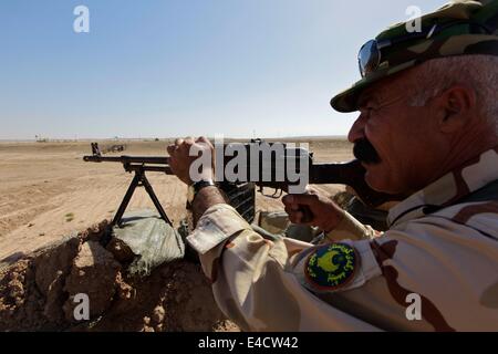 Kirkouk, Irak. 7 juillet, 2014. 10e Brigade peshmergas kurdes se préparer à défendre une base nouvellement adopté, une fois administré par les troupes américaines alors désertés par des soldats iraquiens quand ISIS recherche avancée dans le territoire sur les bords de Kirkouk, en Irak. (Crédit Image : © Zuma sur le fil) Banque D'Images