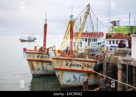 Hua Hin, Thailand-June 30e 2013 : bateaux de pêche amarrés au quai de Hua Hin. De nombreux bateaux de pêche thaïlandais sont dotés d'un équipage de Birmans. Banque D'Images