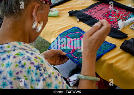 Hauts femme Miao chinois la création de motifs de broderie sur soie Banque D'Images