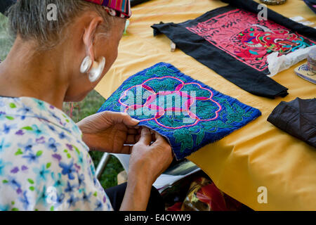 Hauts femme Miao chinois la création de motifs de broderie sur soie Banque D'Images