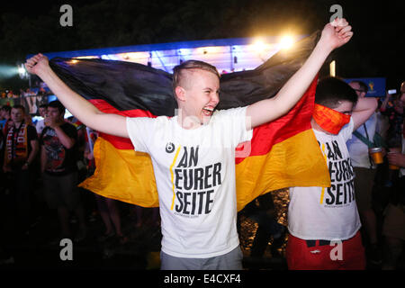 Berlin, Allemagne. 8 juillet, 2014. Un fan de football allemand réagit comme il regarde la demi-finale de la Coupe du Monde 2014 entre l'Allemagne et le Brésil, à un événement public à Francfort, Allemagne, le 8 juillet 2014. Source : Xinhua/Alamy Live News Banque D'Images