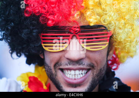 Berlin, Allemagne. 8 juillet, 2014. Un fan de football allemand réagit comme il regarde la demi-finale de la Coupe du Monde 2014 entre l'Allemagne et le Brésil, à un événement public à Francfort, Allemagne, le 8 juillet 2014. Source : Xinhua/Alamy Live News Banque D'Images