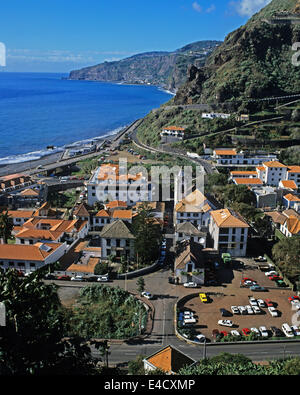 Vue aérienne de Porto Moniz montrant côte dans la distance, Madeira, Portugal Banque D'Images