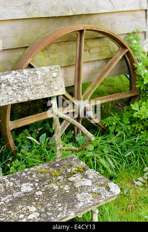 Coin de l'ancien banc en bois avec de vieux fer à repasser volant dans l'arrière-plan Banque D'Images