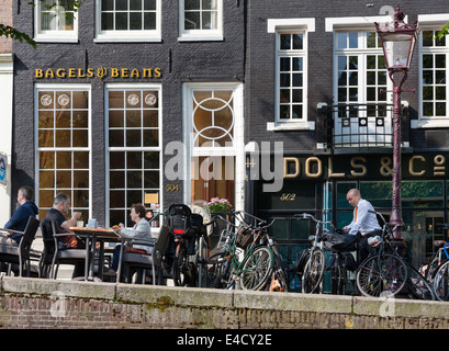 Le petit déjeuner à l'extérieur le long du canal Keizersgracht à Bagels & Beans Amsterdam. Une chaîne de restaurants axée sur bagel. Banque D'Images