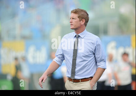 Chester, Pennsylvanie, USA. 8 juillet, 2014. Le responsable par intérim de l'Union, Jim Curtin marcher sur le terrain pour commencer le quart de finale de la coupe de l'US Open qui a eu lieu au PPL Park de Chester Pa Credit : Ricky Fitchett/ZUMA/Alamy Fil Live News Banque D'Images