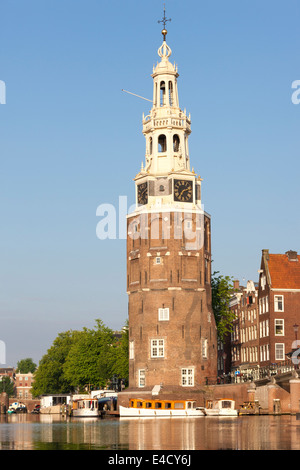 Montelbaanstoren Amsterdam à l'angle de l'Oude Waal Oudeschans et canaux. Construit en 1516. Clocher ajouté en 1606. Banque D'Images