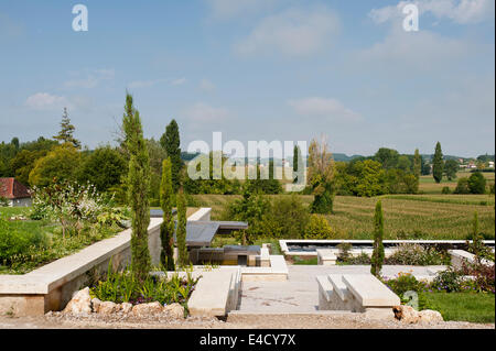 Région rurale Périgord Vert de jardin avec vue sur l'aménagement paysager et de marches de pierre menant à une piscine extérieure Banque D'Images