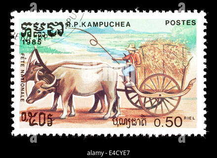 Timbre-poste du Cambodge représentant un char à bœufs. Banque D'Images