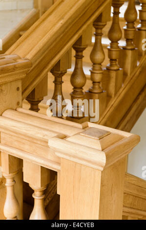 Escalier en bois avec balustrade Banque D'Images