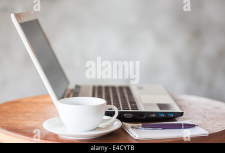 Le bloc-notes, ordinateur portable et tasse à café sur table en bois, stock photo Banque D'Images