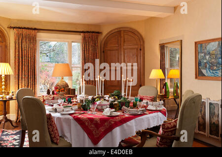 Salle à manger avec table dressée pour le dîner de Noël. La table est un mélange de Lunéville Ancien motif gravé et la Chine Strasbourg Vi Banque D'Images