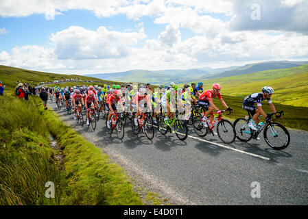 Le peloton racing plus Buttertubs Pass sur l'étape 1 de la Tour de France 2014 dans le Yorkshire du Nord Banque D'Images